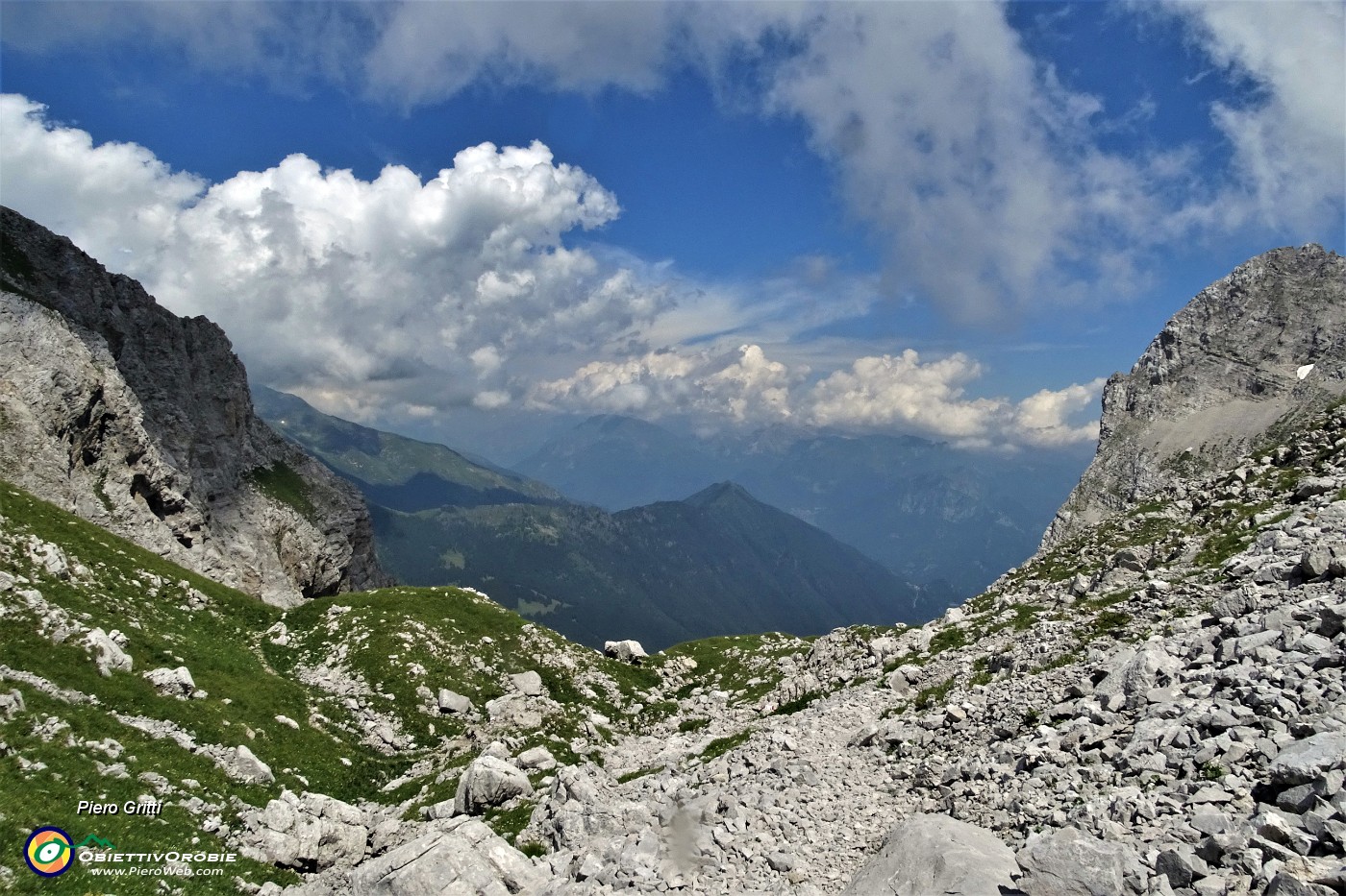 60 Dal Passo di Corna PIana vista verso la Val Seriana .JPG -                                